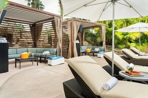3 Außenpools, Cabañas (gegen Gebühr), Sonnenschirme