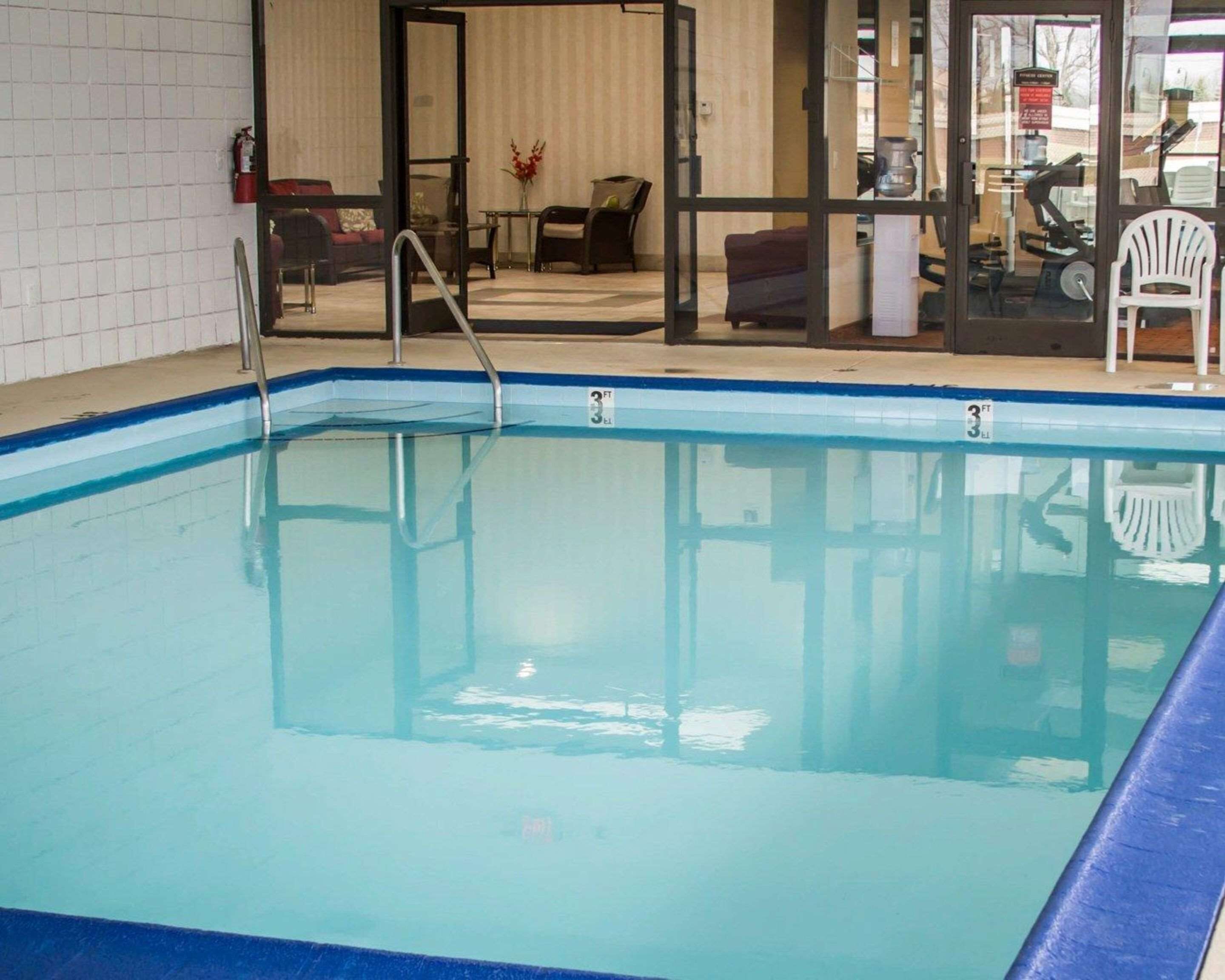 Indoor pool, pool loungers