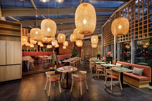 2 restaurants, lunch served