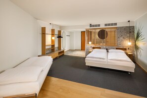 Chambre triple, 3 lits jumeaux | Literie de qualité, couette en duvet, minibar, coffre-fort