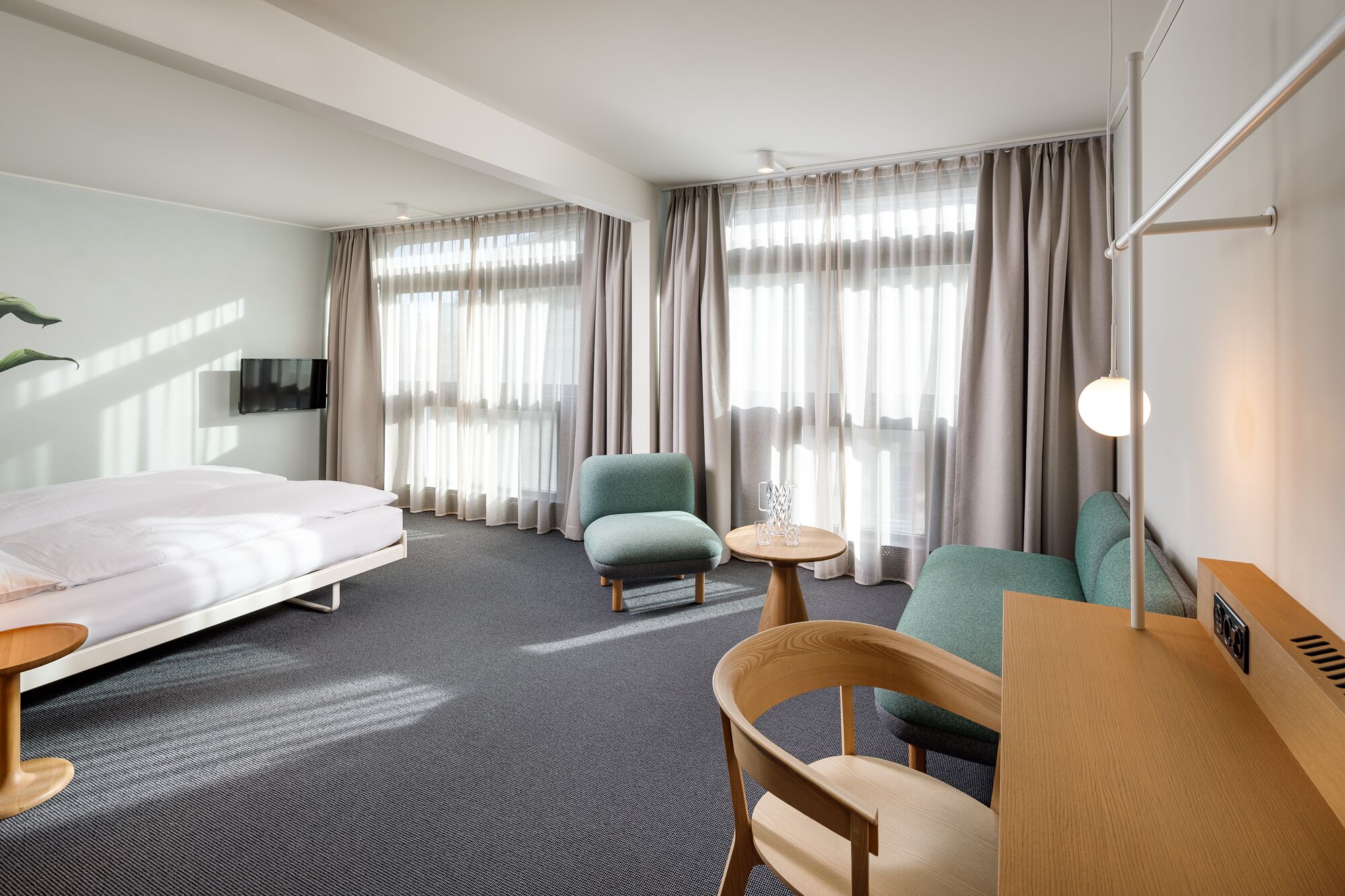 Ropa de cama de alta calidad, edredones de plumas, minibar y caja fuerte