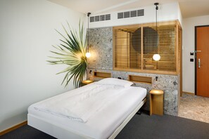 Chambre simple, 1 lit jumeau, vue sur le jardin | Literie de qualité, couette en duvet, minibar, coffre-fort