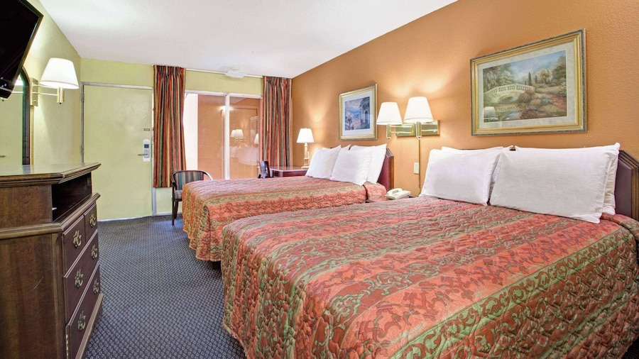 Days Inn by Wyndham Benson