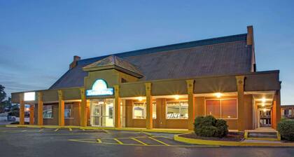 Days Inn by Wyndham Benson