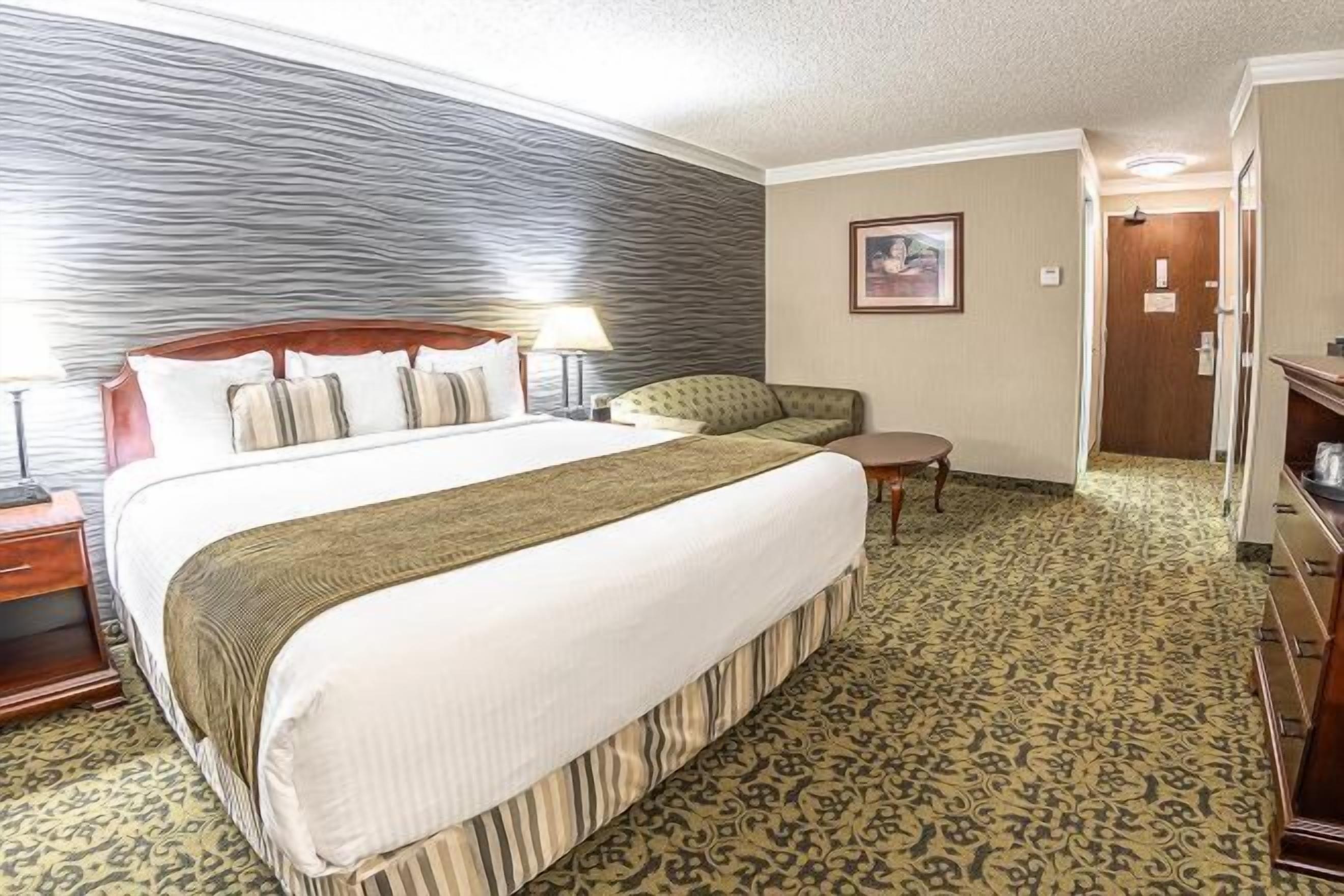 Bantalan ekstra lembut, brankas, meja kerja, dan tirai kedap cahaya