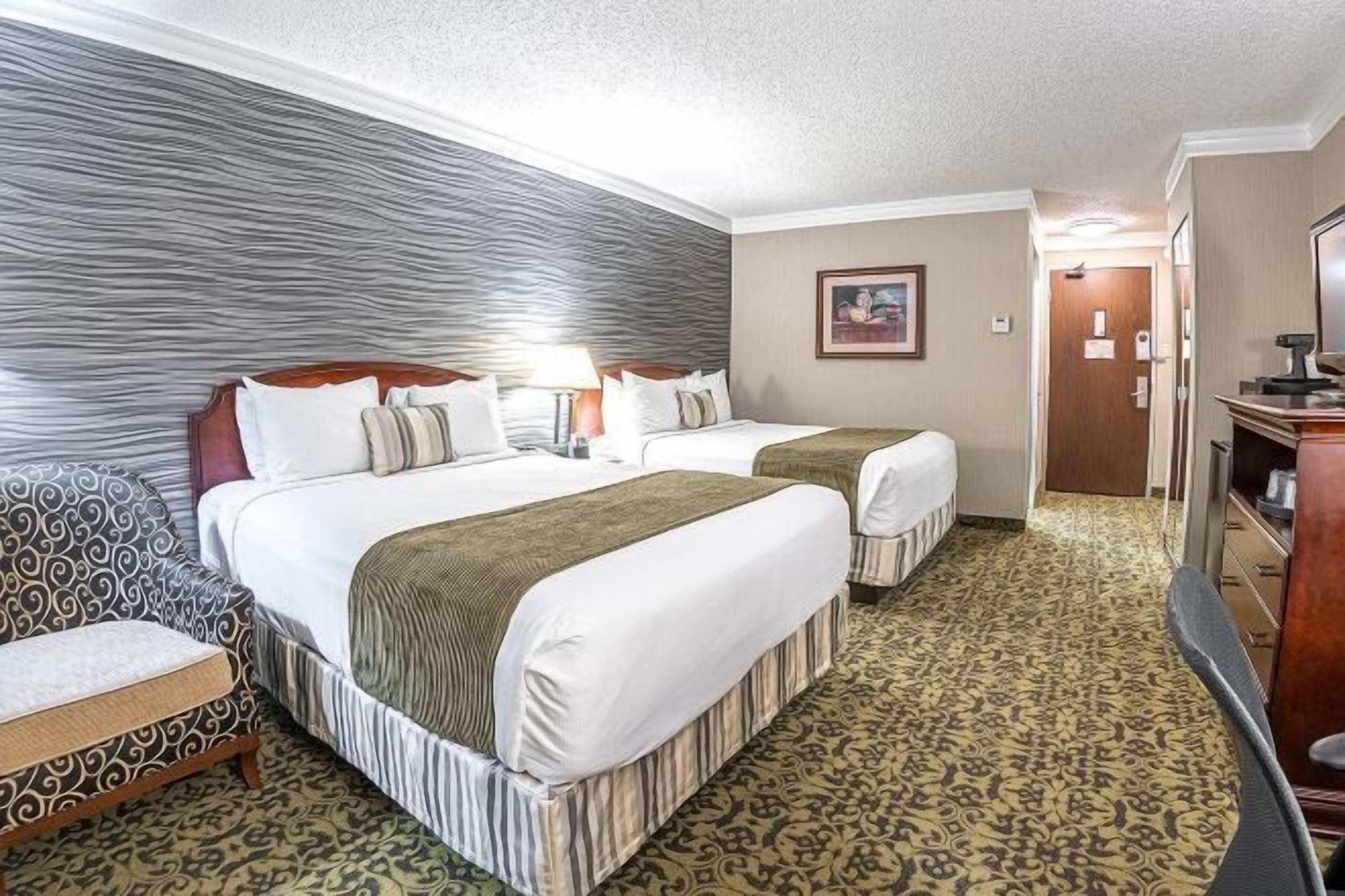 Bantalan ekstra lembut, brankas, meja kerja, dan tirai kedap cahaya