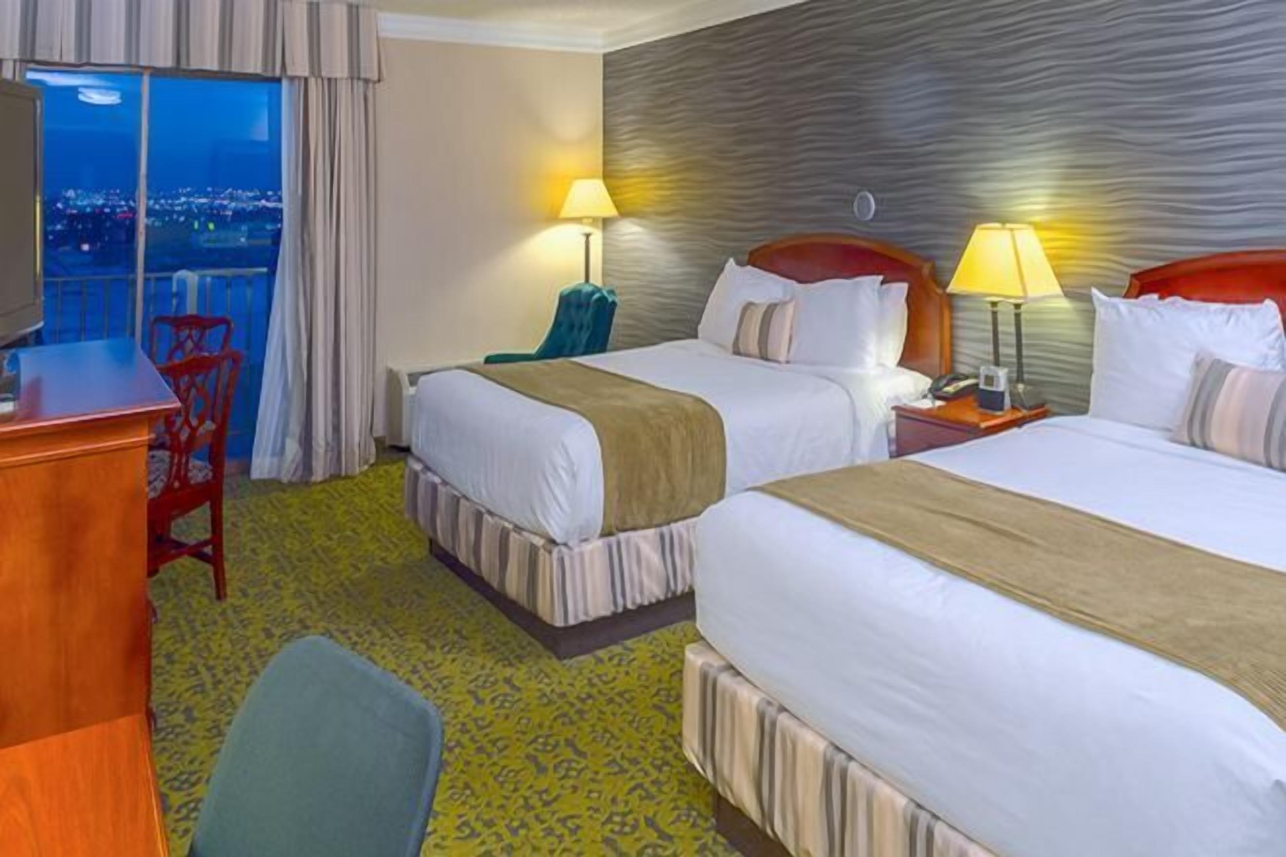 Bantalan ekstra lembut, brankas, meja kerja, dan tirai kedap cahaya