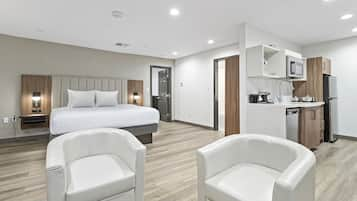 Suite, 1 King Bed, Non Smoking | Pillow-top beds, minibar, desk, laptop workspace