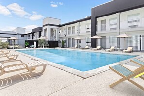 Una piscina al aire libre