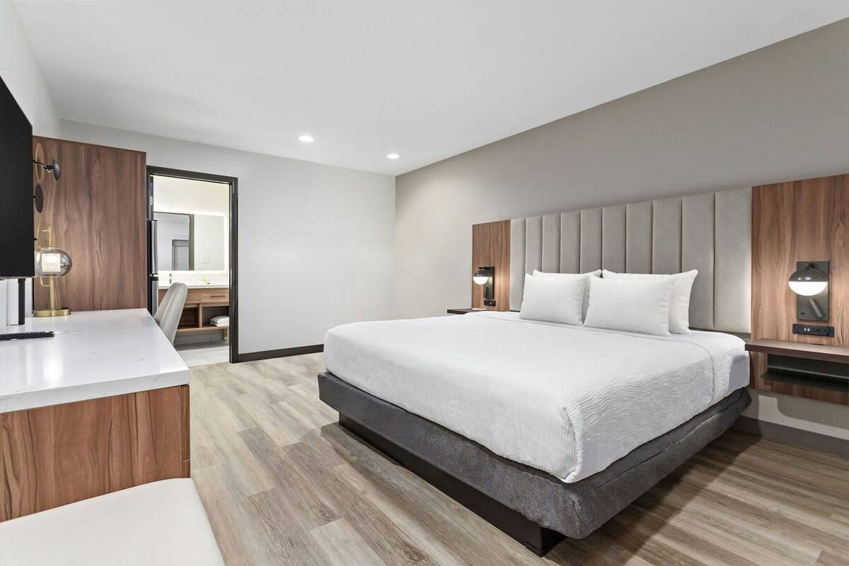 Pillowtop beds, minibar, desk, laptop workspace