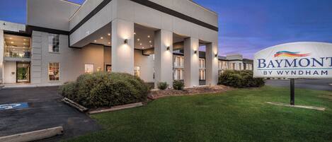 Un hotel moderno con un letrero grande que dice "Baymont by Wyndham".