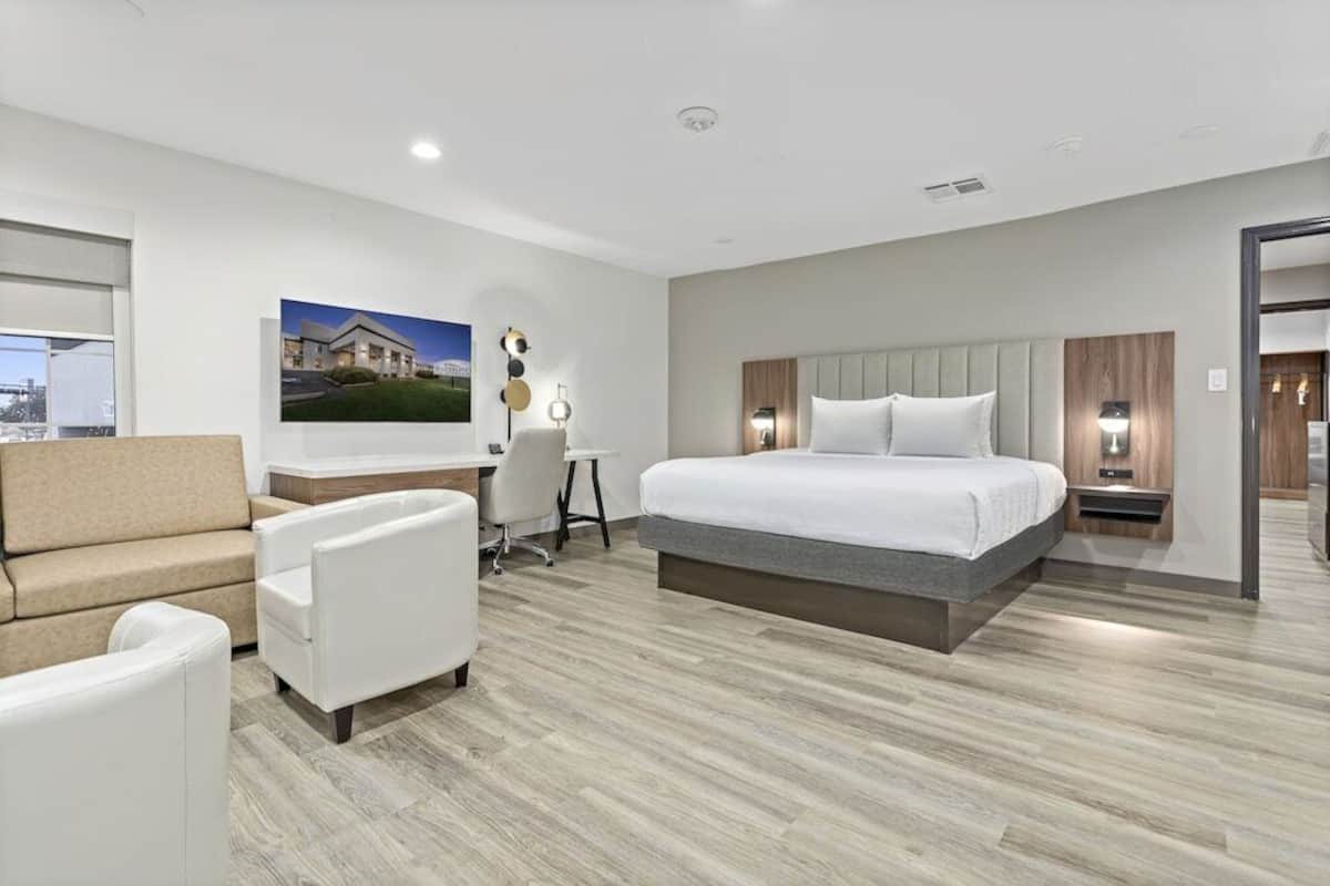 Camas con pillow-top, minibar y decoración personalizada