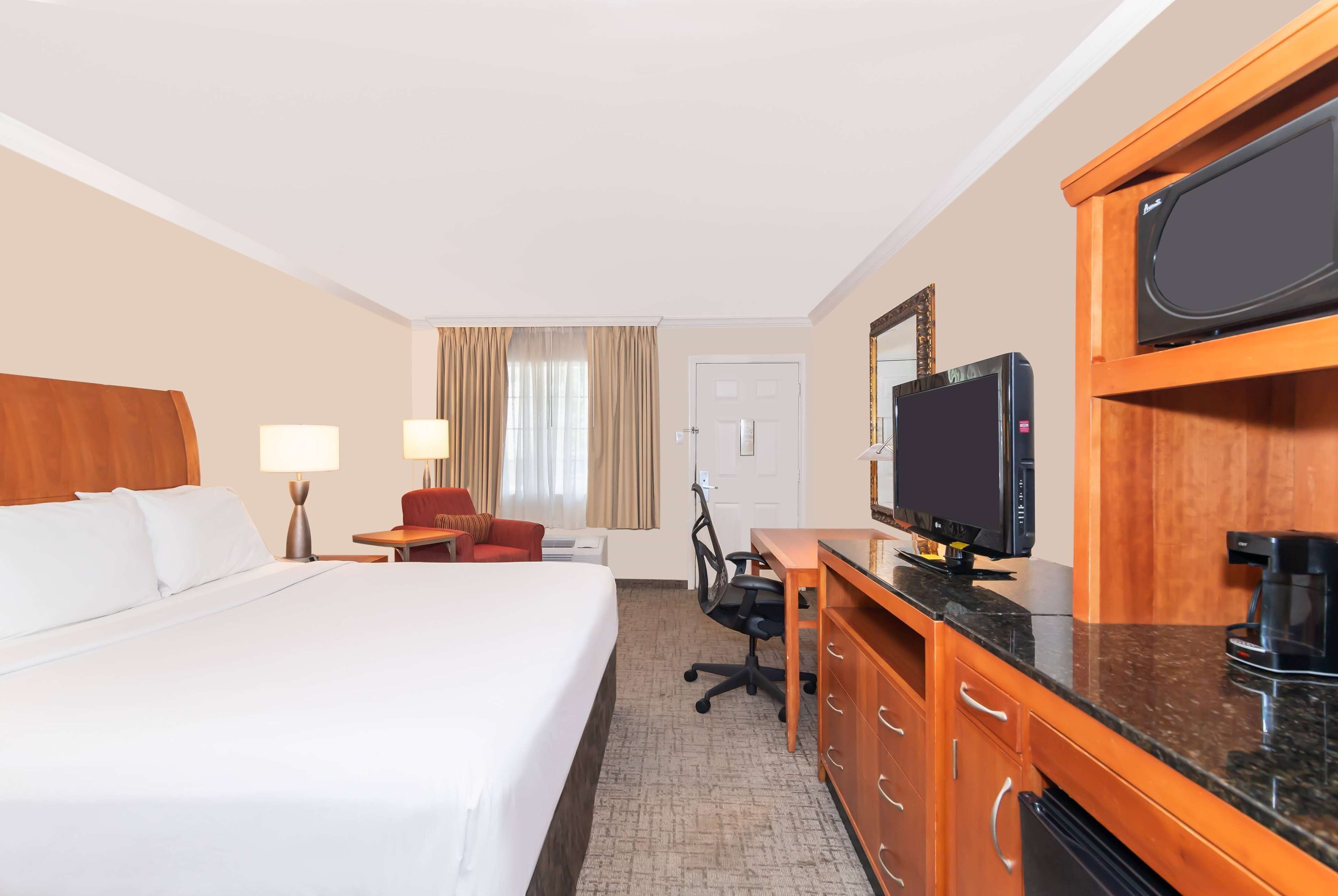 Pillowtop beds, minibar, individually decorated, individually furnished