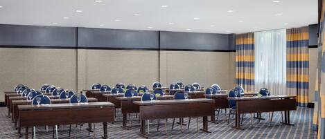 Un salón de conferencias con varias mesas y sillas, cada una con una cubierta de cúpula de vidrio.