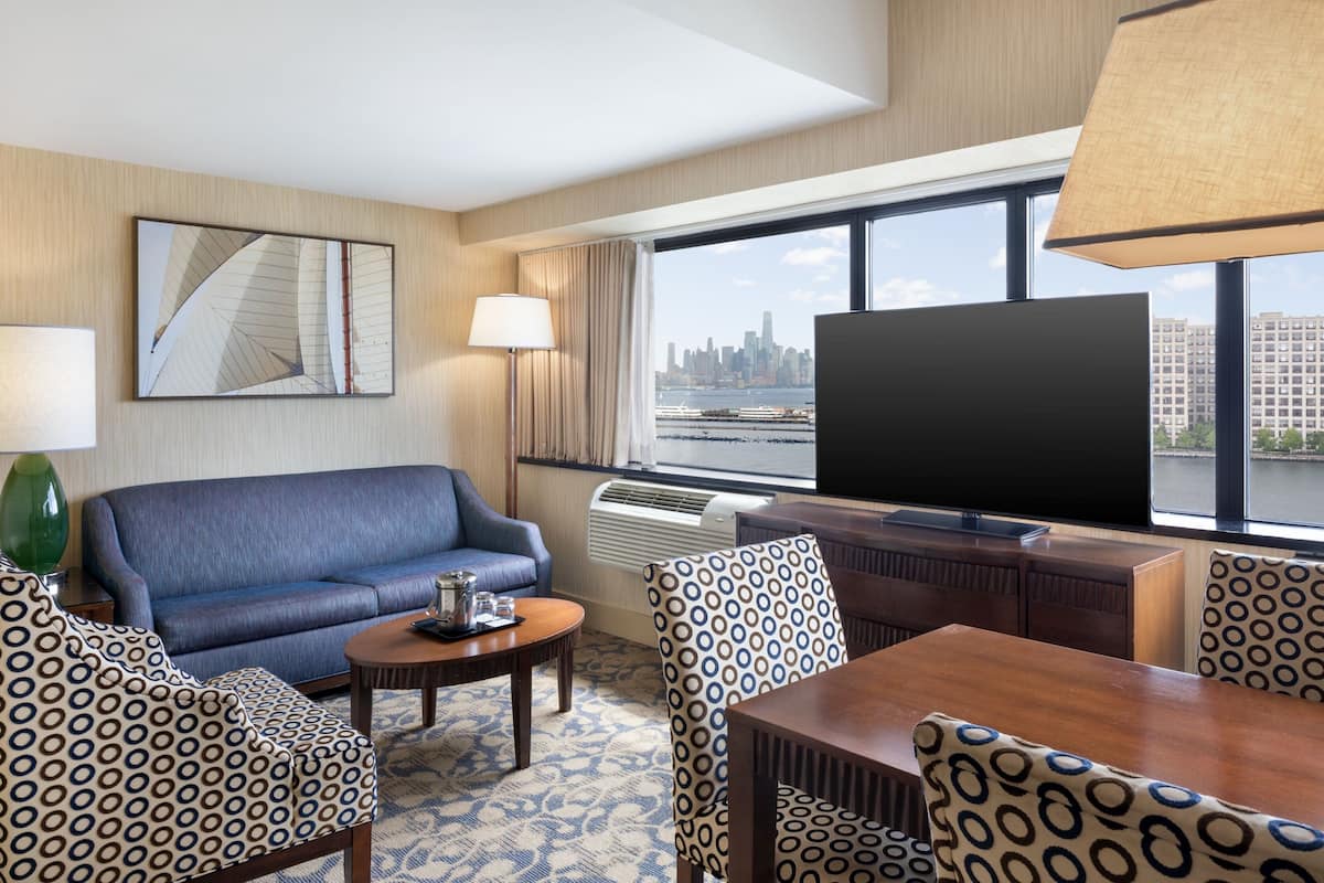 Executive-Suite, 1 Schlafzimmer | Wohnzimmer | 55-Zoll-Fernseher mit Kabelempfang