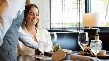 Breakfast, lunch, dinner served; Italian cuisine, ocean views