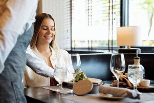 Se sirven desayunos y almuerzos; cocina italiana; con vista al mar