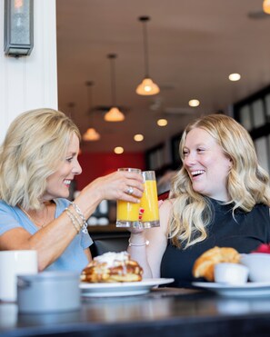 Petit déjeuner, déjeuner et dîner servis sur place