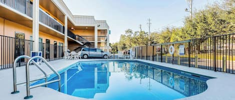 Utomhuspool, öppet 09.00 till 21.00, parasoller och solstolar