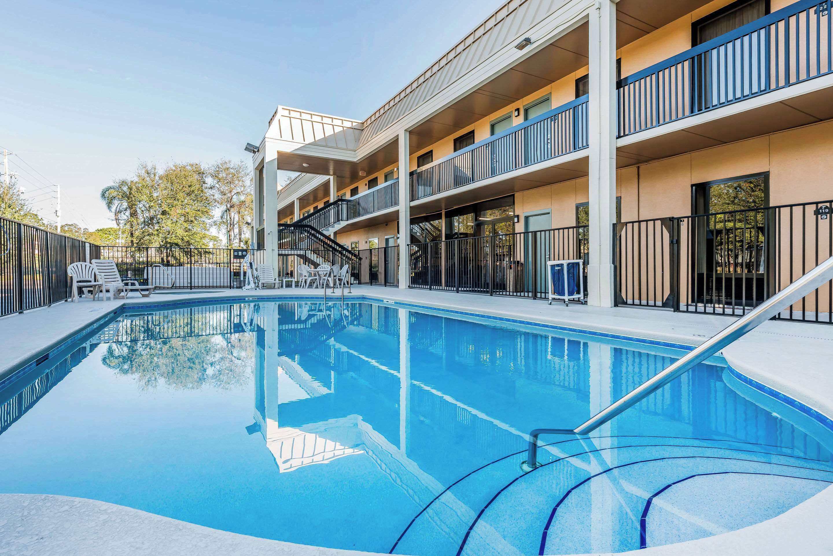 Udendørs pool, åben fra kl. 09.00 til kl. 21.00, parasoller, liggestole