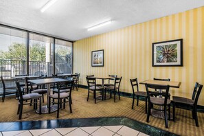 Tägliches inbegriffenes kontinentales Frühstück