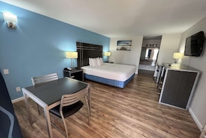 Room, 1 King Bed, Accessible, Non Smoking (Bathtub w/Grab Bars) | Iron/ironing board, free cribs/infant beds, rollaway beds, free WiFi