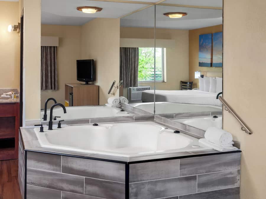 Studio Suite, 1 Queen Bed, Non Smoking | Jetted bathtub