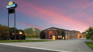 Exterior - Days Inn by Wyndham Rockford I-90 Casino District (Rockford)