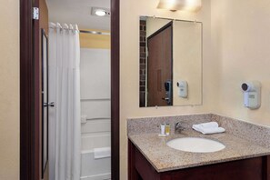 Combined shower/bathtub, hair dryer, towels
