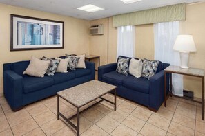 Lobby - Days Inn by Wyndham Rockford I-90 Casino District (Rockford)