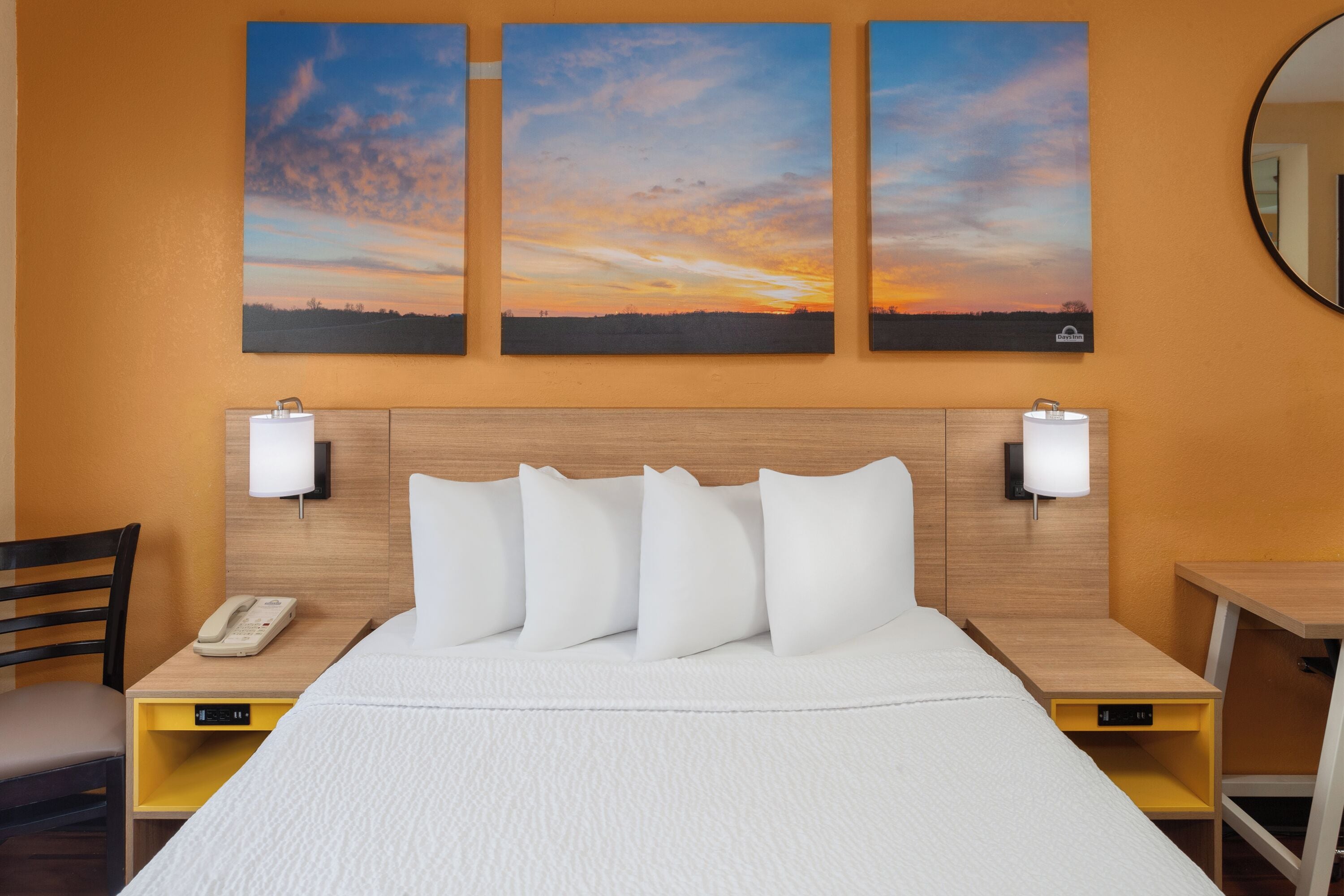 开间套房, 1 张大床, 无烟房 | 办公桌、遮光窗帘、熨斗/熨板、免费婴儿床