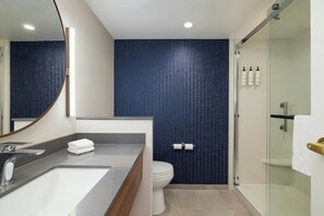 淋浴/盆浴组合、免费洗浴用品、吹风机、毛巾