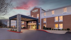 A Fairfield by Marriott hotel with a brick facade, a covered entrance, and a well-lit parking area. - Fairfield by Marriott Inn & Suites Clinton (Clinton)