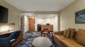 Kjøleskap, mikrobølgeovn og kaffetrakter/tekoker