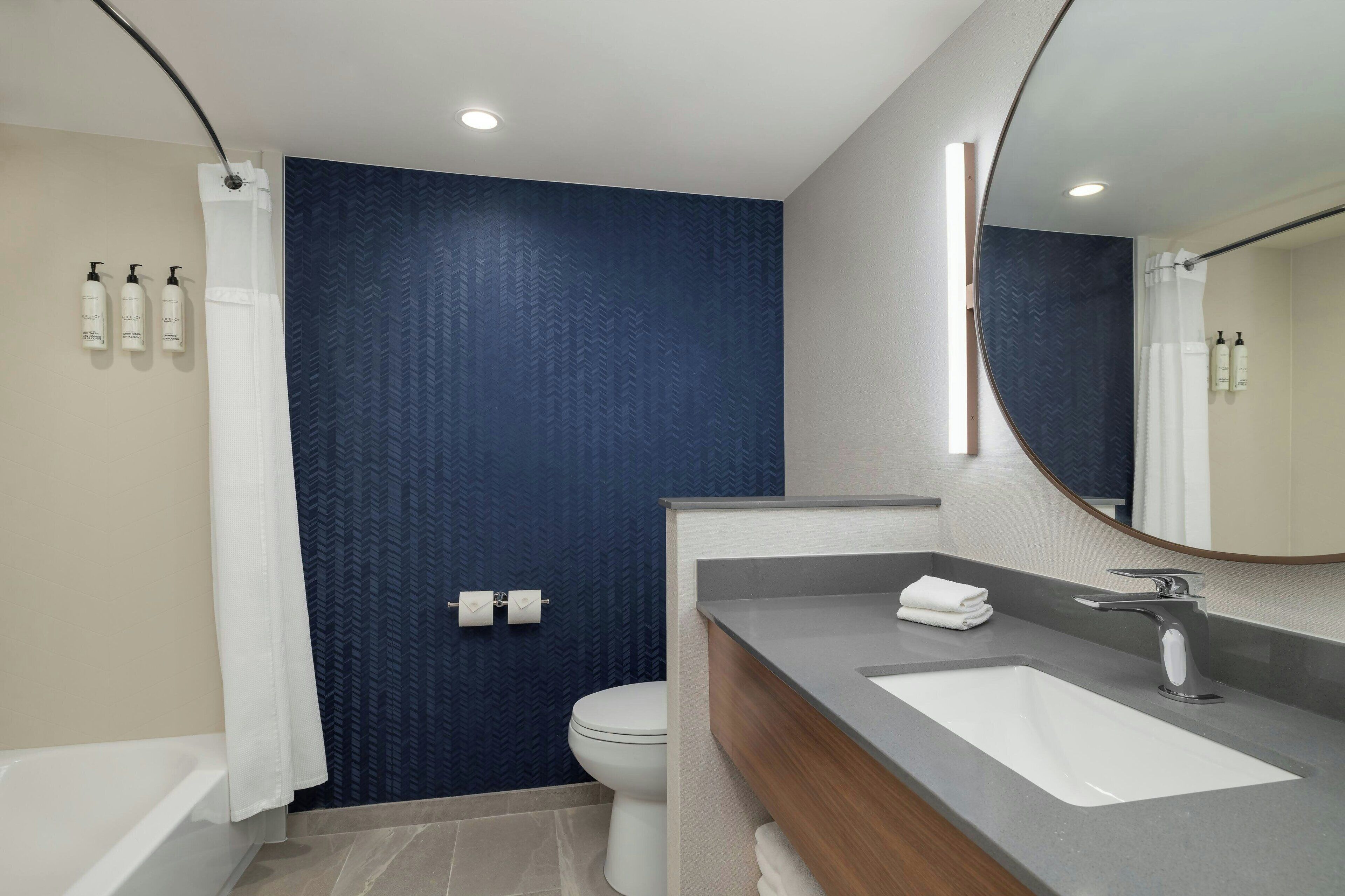 Vòi sen/bồn tắm kết hợp, đồ dùng nhà tắm miễn phí, máy sấy tóc 