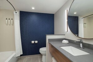 Bañera con ducha, artículos de tocador gratuitos, secador de pelo