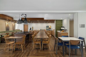 Free daily buffet breakfast - Fairfield by Marriott Inn & Suites Clinton (Clinton)