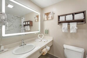 Habitación estándar, 1 cama King size, para no fumadores, hidromasaje | Baño | Tina con regadera, amenidades de baño gratuitas, secadora de cabello 