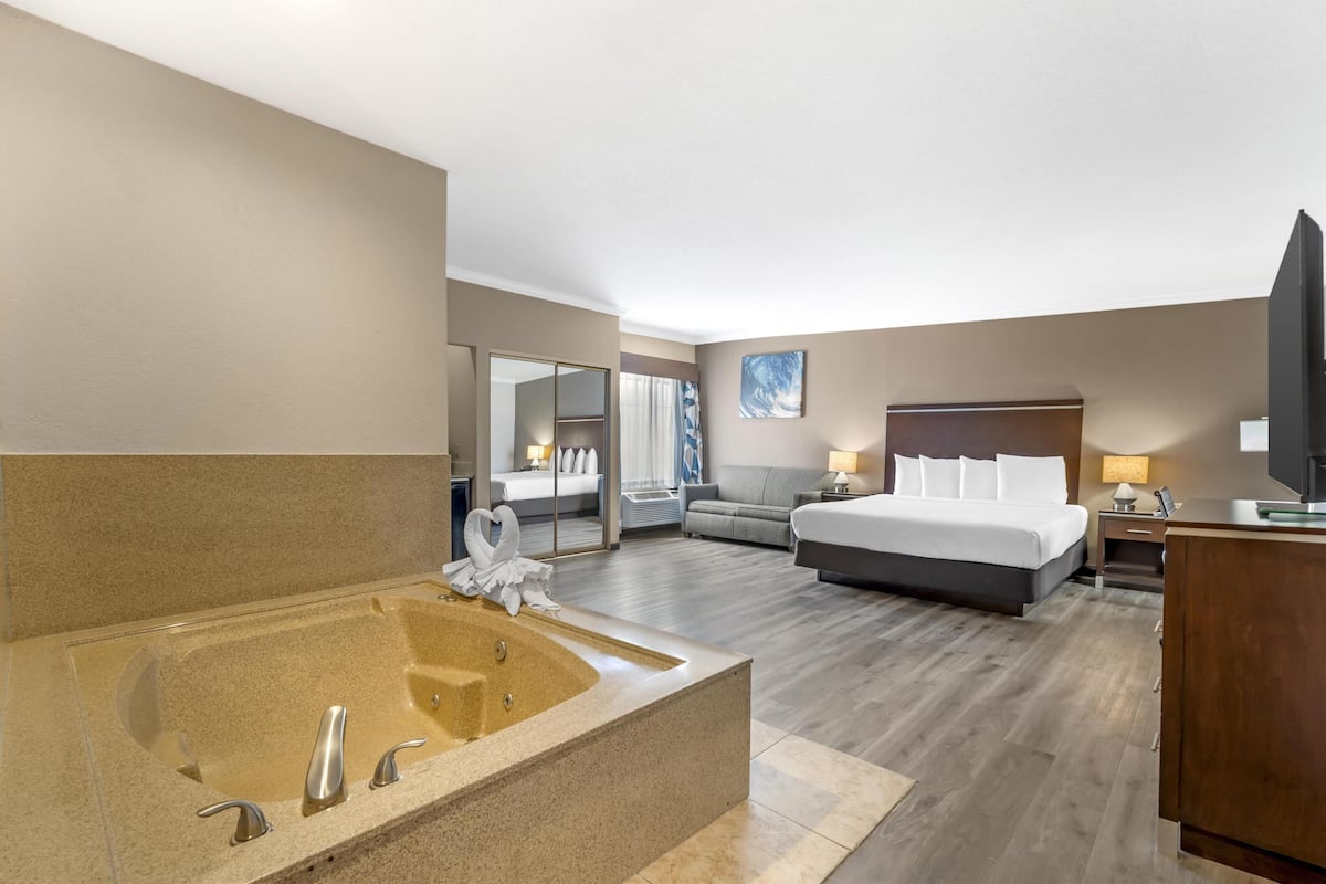 Standard Room, 1 King Bed, Non Smoking, Jetted Tub | In-room safe, desk, blackout drapes, iron/ironing board