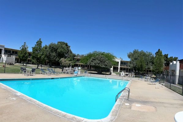 Piscina stagionale all'aperto, lettini