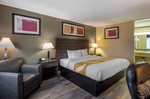 Muebles diferentes, escritorio y cortinas blackout 