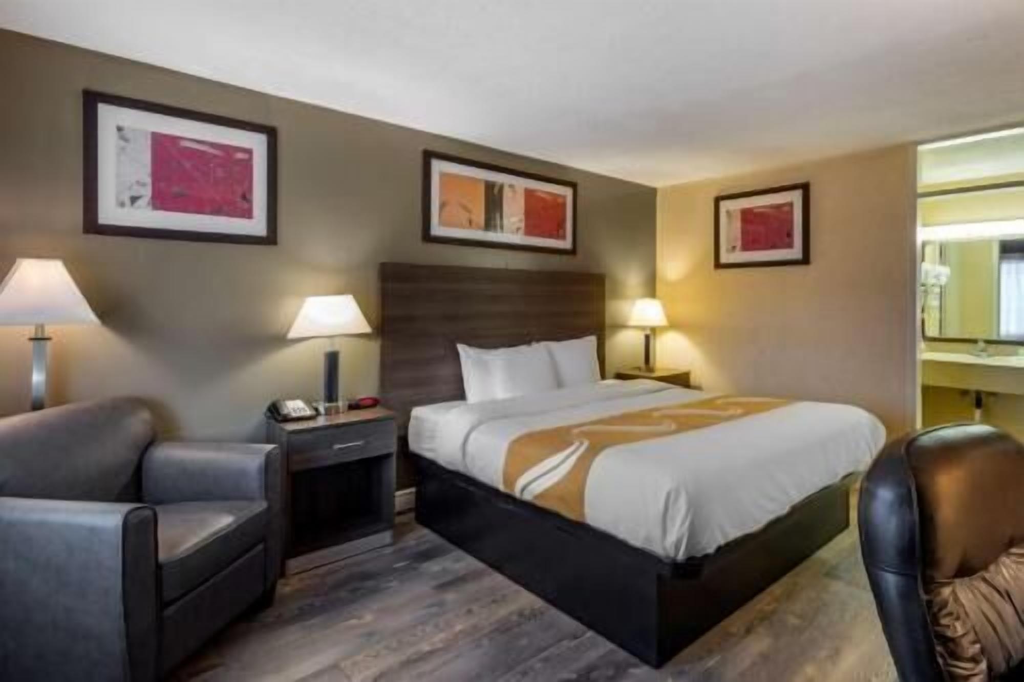 Muebles diferentes, escritorio y cortinas blackout 