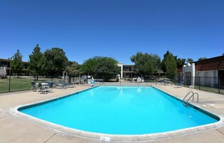 Una piscina al aire libre de temporada