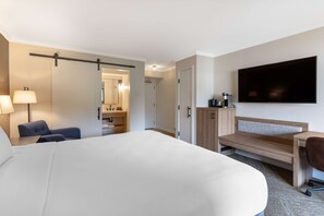 Standaard kamer, 1 kingsize bed, niet-roken, koelkast & magnetron (Walk-in Shower) | Een kluis op de kamer, individueel gedecoreerd, individueel gemeubileerd