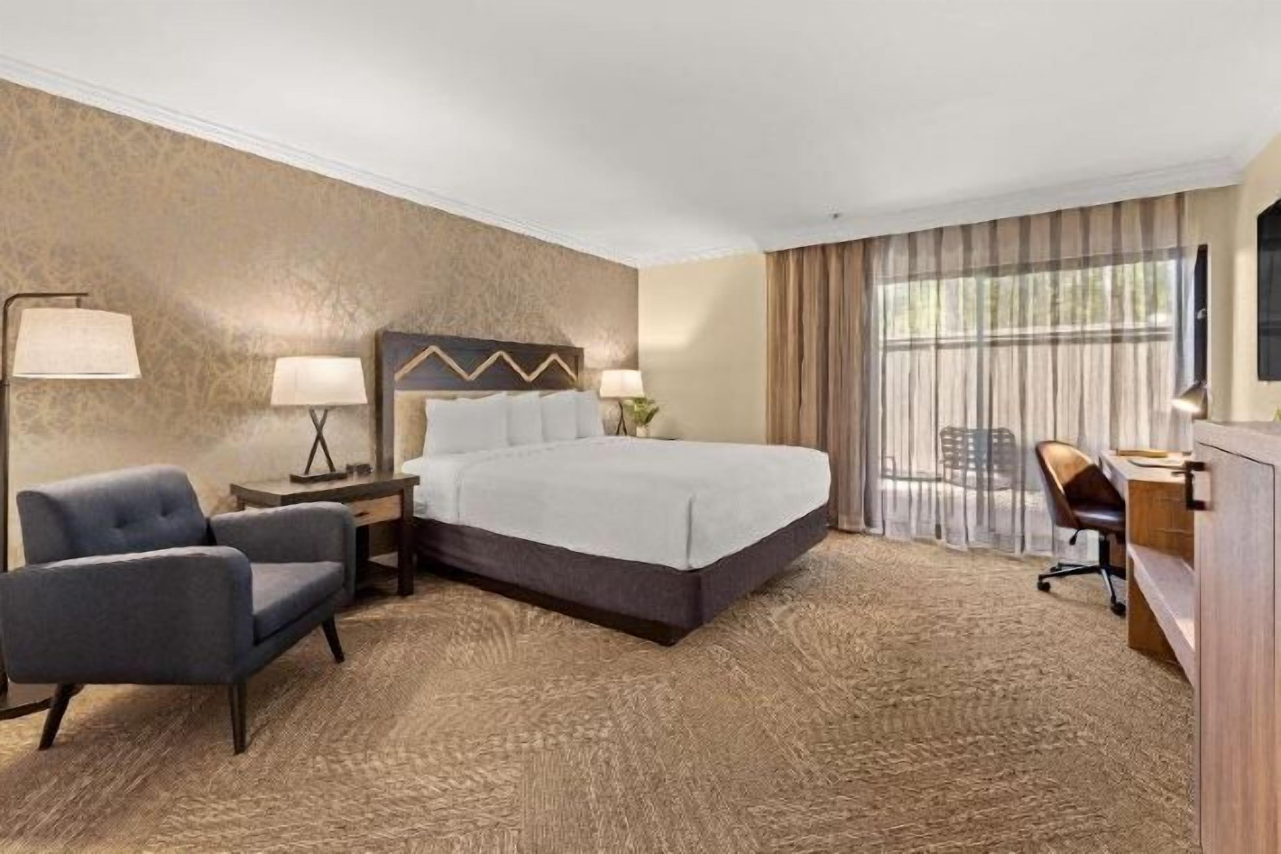 خزنة داخل الغرفة وبديكورات فريدة لكل غرفة وطراز فريد لكل وحدة ومكتب