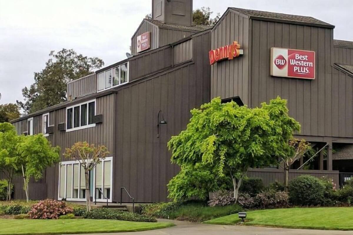 A building with a sign for 'Denny's' and a 'Best Western Plus' sign.