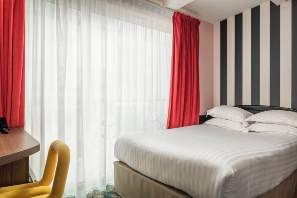 Een minibar, een kluis op de kamer, een bureau, geluiddichte muren