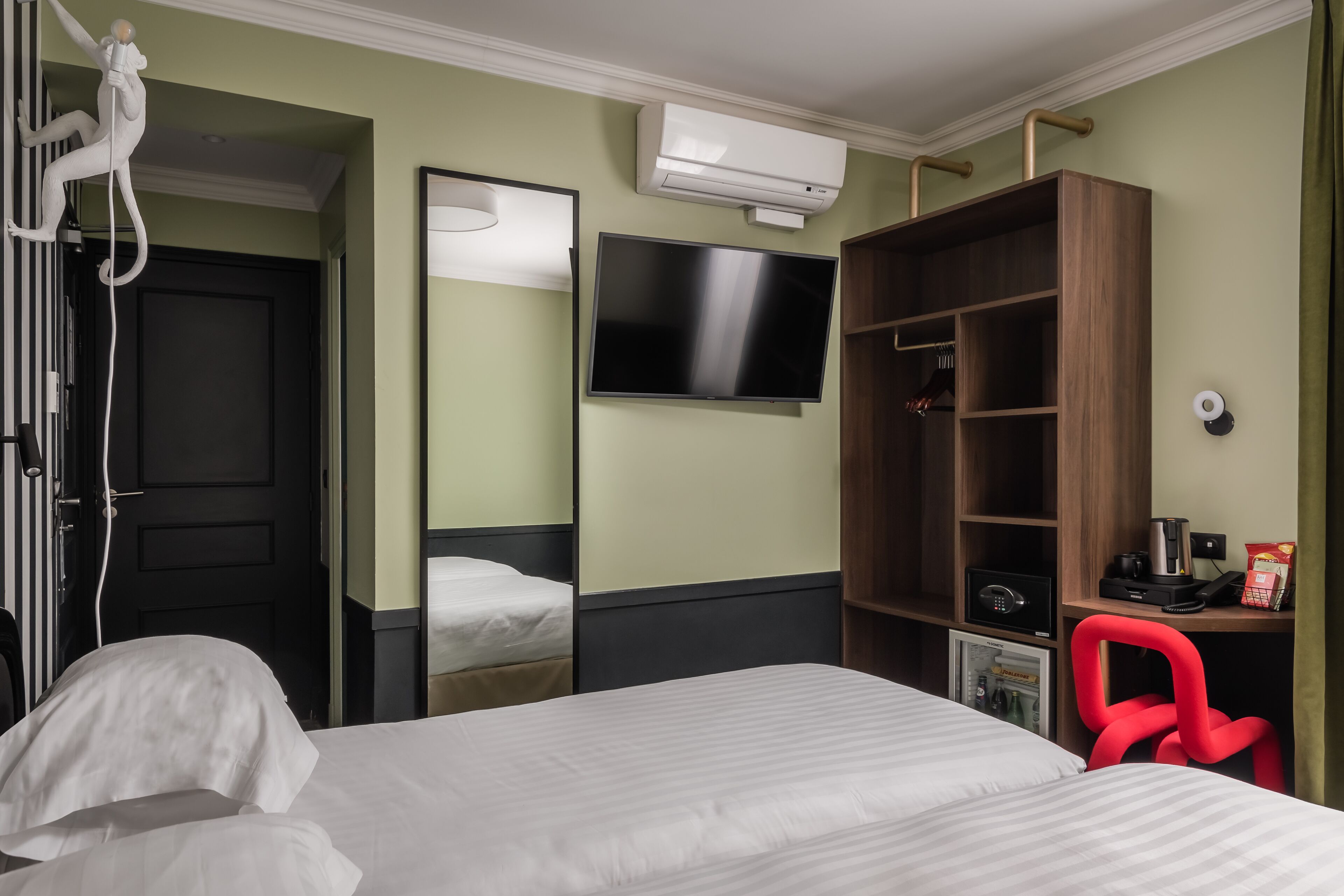 twin room | 1 bedroom, minibar, in-room safe, desk