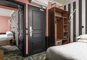 Minibar, in-room safe, desk, soundproofing - Archétype Etoile (Paris)