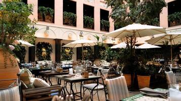 Daily buffet breakfast (SEK 200 per person)